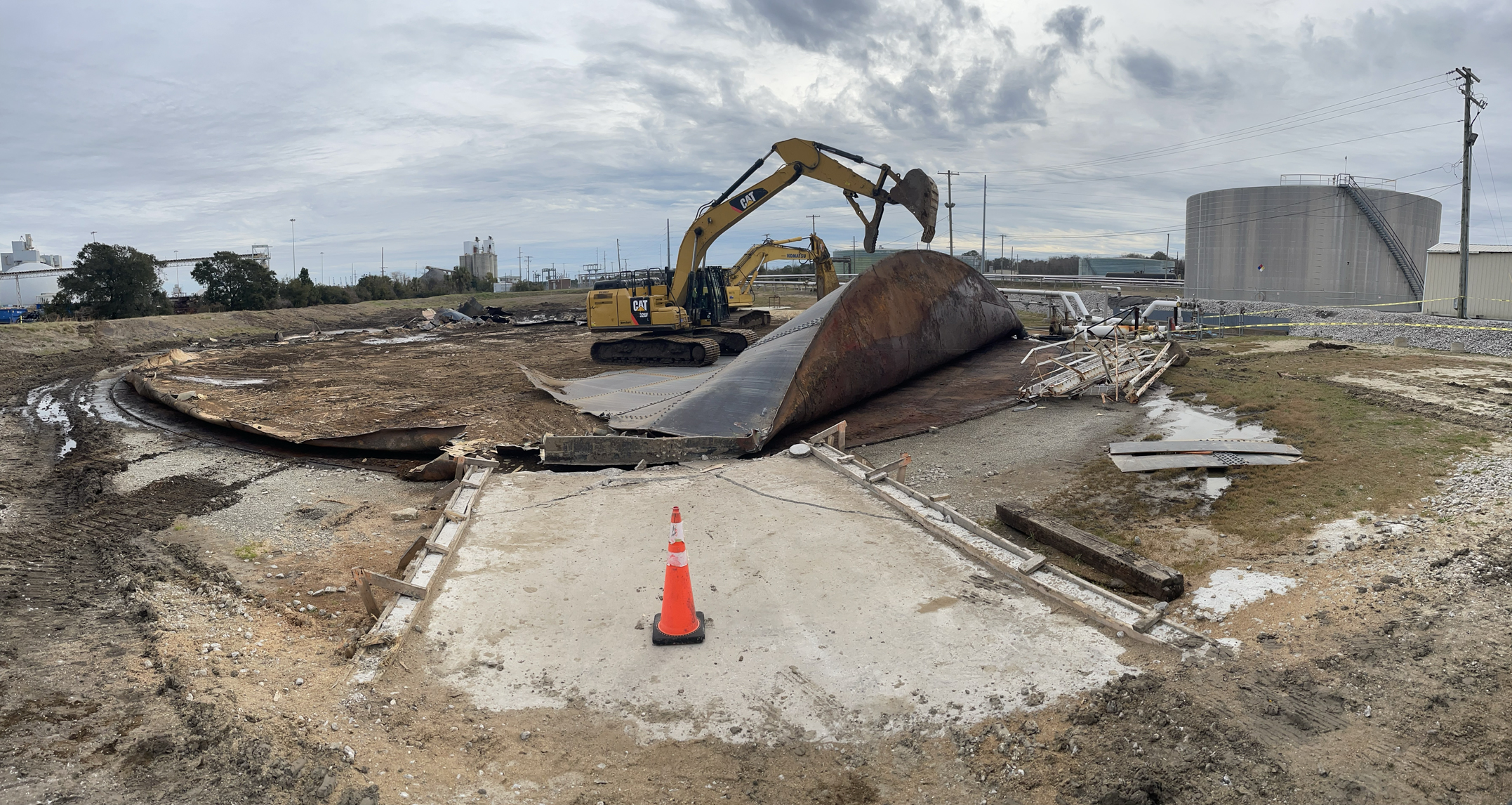 Equipment working at a liquid terminal