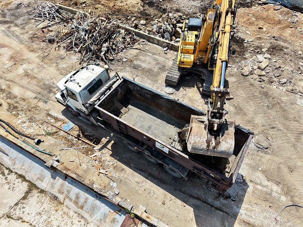 Loading scrap for recycling