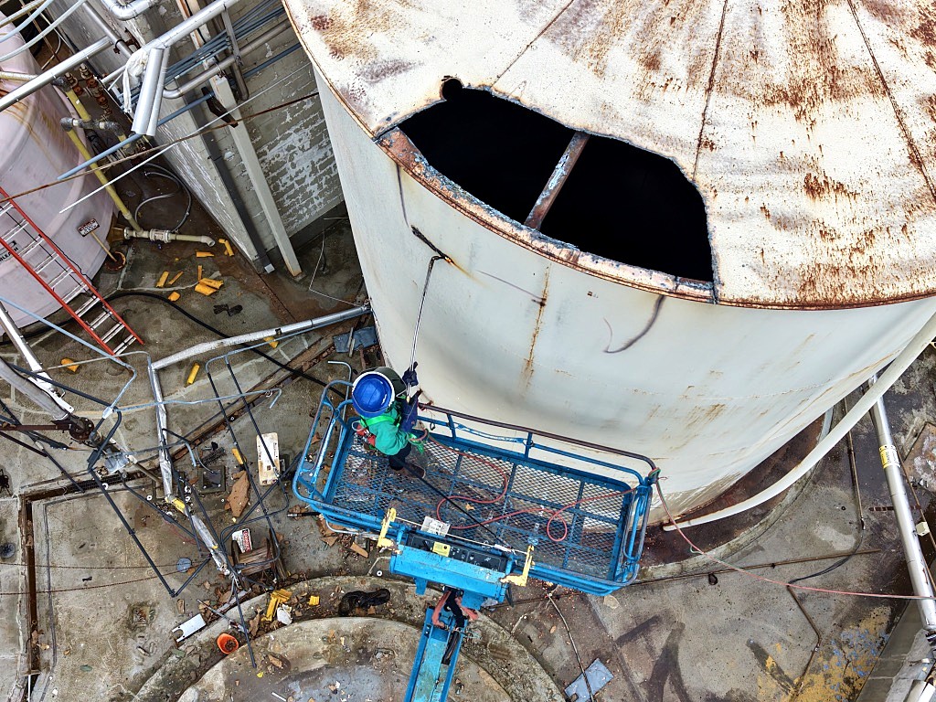 Cutting an access opening in a steel tank during decontamination work